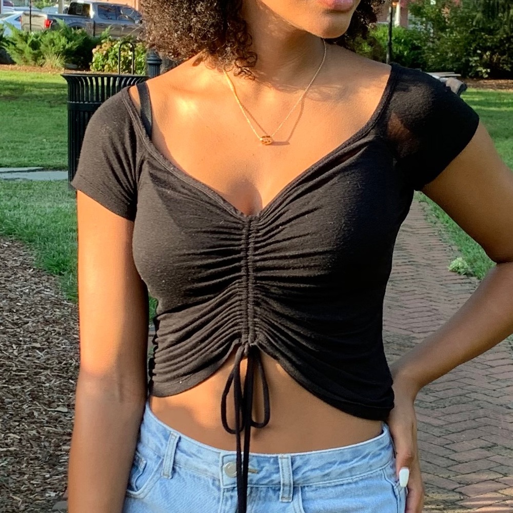 Black ruched drawstring crop tee